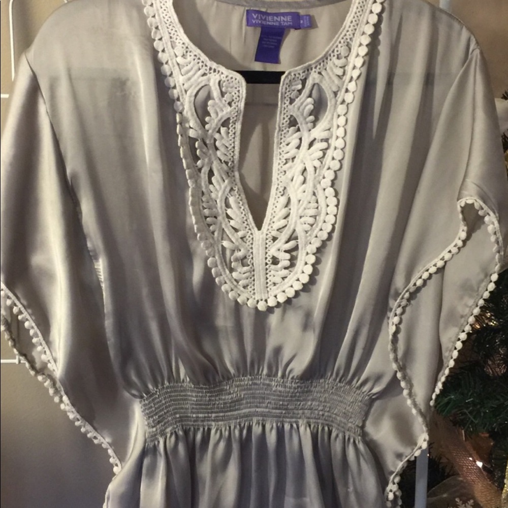 GORGEOUS SILKY BOUTIQUE. BAT WING TOP W/Detail!❤️